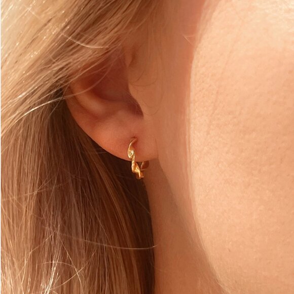 Huggie Earrings Gold Earrings dainty wave huggie Minimalist Earrings Adorable - Picture 16 of 16